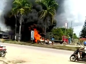 Mobil di Kendari Terbakar Hebat Saat Antre di SPBU