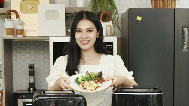 Update Informasi Selebriti InsertLive : Sosok dan Bisnis Chef Devina, Viral usai Foto Masakannya Dipakai Tanpa Izin