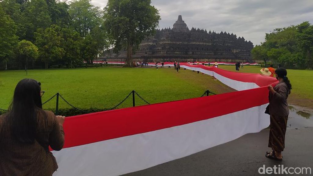 Wow! 1.000 Meter Merah Putih Dibentangkan Kelilingi Candi Borobudur