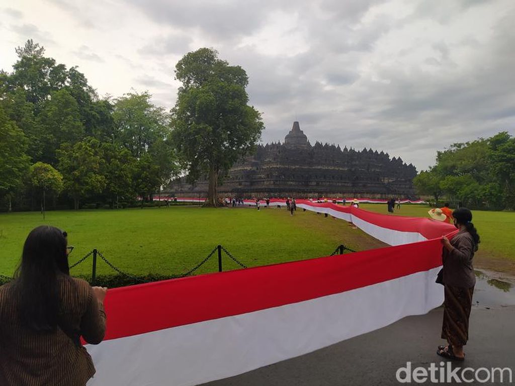 Wow! 1.000 Meter Merah Putih Dibentangkan Kelilingi Candi Borobudur