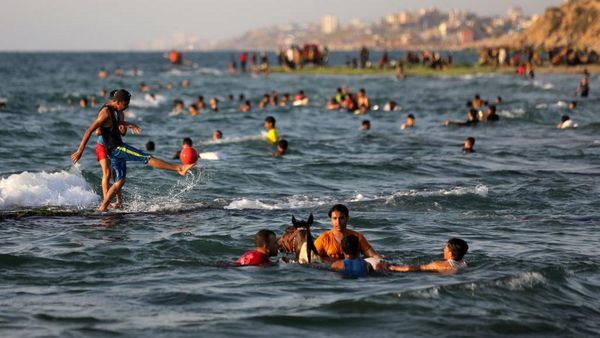 Aktivitas Warga Palestina Kala Cuaca Panas Menyengat