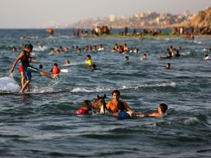 Aktivitas Warga Palestina Kala Cuaca Panas Menyengat