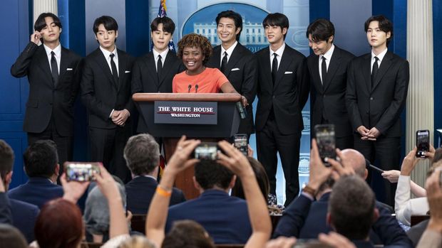 WASHINGTON, DC - MAY 31: Members of the South Korean pop group BTS or Bantam Boys, (L to R) V (Kim Taehyung), JK (Jeon Jungkook), Jimin (Park Ji-min), RM Rap Monster (Kim Namjoon), Jin (Kim Seok-jin), J-Hope (Jung Ho-seok) and Suga (Min Yoongi) speak at the daily press briefing at the White House, on Tuesday, May 31, 2022 in Washington, DC. BTS met with U.S. President Joe Biden to discuss Asian inclusion and representation, and to discuss the recent rise in anti-Asian hate crimes. (Kent Nishimura / Los Angeles Times via Getty Images)