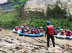 Siswa SD di Medan Peringati Hari Pancasila dengan Bersihkan Sungai