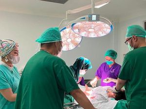 Kaki Bella Shofie Lemas Temani Anak Sunat di Ruang Operasi Kaki Bella Shofie Lemas Temani Anak Sunat di Ruang Operasi