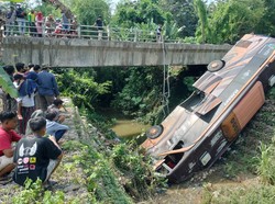 Bus Pariwisata Tabrak Jembatan Lalu Terjun ke Sungai di Tuban