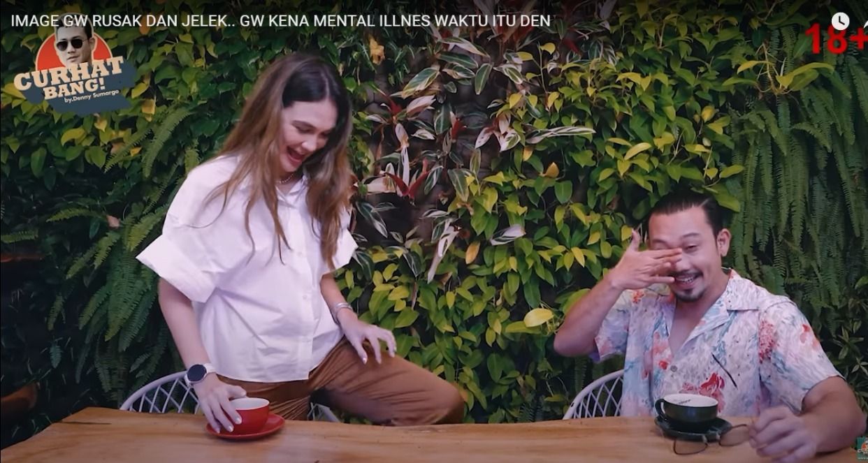 Denny Sumargo meneteskan air mata mendengarkan Luna Maya menceritakan ritual sebelum tidurnya.