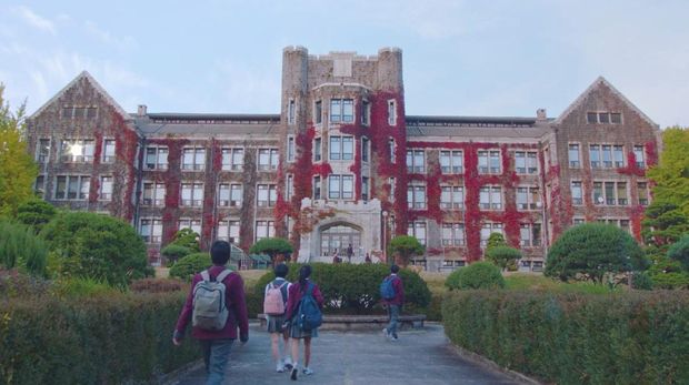 Cuplikan adegan K-Drama True Beauty (2020) di Yonsei University