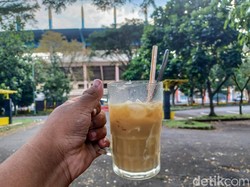 Segarnya Es Kelapa Muda di Stadion Si Jalak Harupat