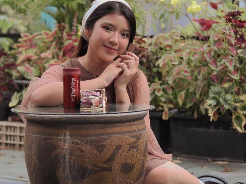 Gaya Kece Tiara Andini Saat Ngopi hingga Makan Shawarma Gaya Kece Tiara Andini Saat Ngopi hingga Makan Shawarma