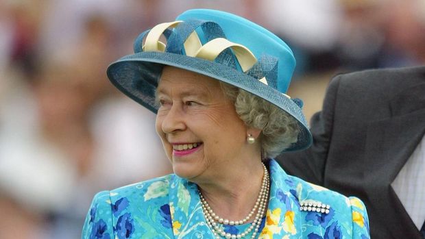 WINDSOR, ENGLAND - JULY 27:  Britain's Queen Elizabeth smiles after the England v Mexico Golden Jubilee Cup 2003 match during the Cartier International Polo Day July 27, 2003 in Windsor, England. The day was in aid of The Polo Charity Trust. (Photo by Scott Barbour/Getty Images)