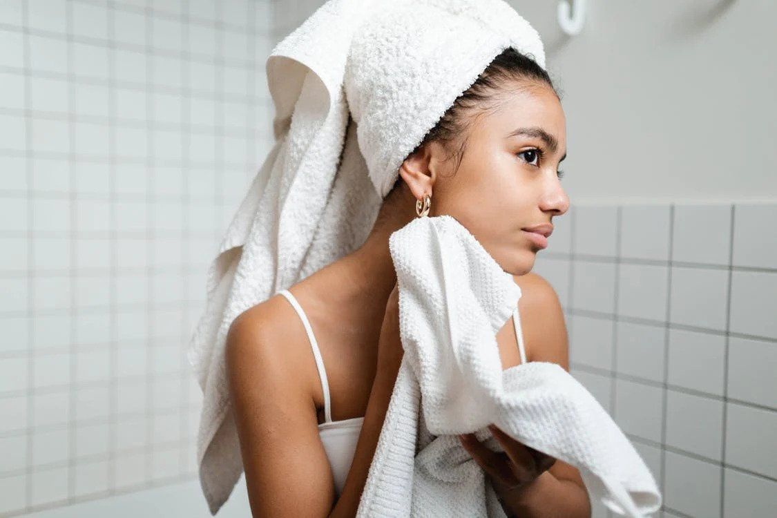 Ilustrasi perempuan yang menggunakan handuk wajah alih-alih tisu
