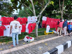 Indonesia vs Bangladesh Dihadiri Penonton, Pedagang Senang!