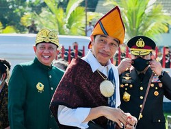 Gaya Jokowi Kunjungi Pasar Mbongawani, Berbalut Busana Adat Ende