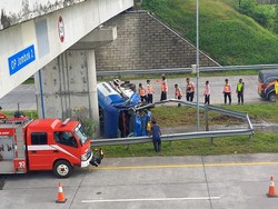 Truk Tangki Terguling di Tol Jombang: Solar Tumpah, Sopir-Kernet Terluka