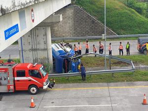 Truk Tangki Terguling di Tol Jombang: Solar Tumpah, Sopir-Kernet Terluka Truk Tangki Terguling di Tol Jombang: Solar Tumpah, Sopir-Kernet Terluka