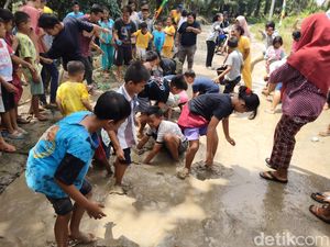 Serunya Bocah Asahan Ikut Lomba Tangkap Lele di Kubangan Lumpur