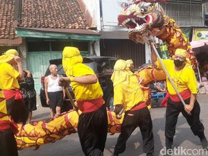 Ramainya Kirab Barongsai Peringati Kedatangan Patung Dewa Obat di Semarang Ramainya Kirab Barongsai Peringati Kedatangan Patung Dewa Obat di Semarang