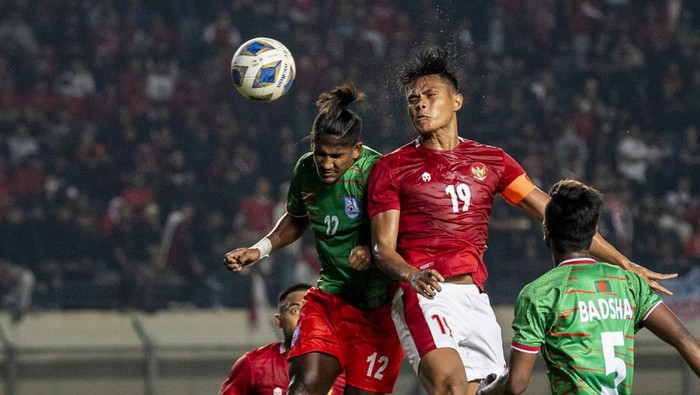 Pesepak bola Timnas Indonesia Fachrudin W Aryanto tengah) dan pesepak bola Bangladesh Bishwanath Ghosh (kiri) berebut bola di udara saat laga persahabatan FIFA di Stadion Si Jalak Harupat, Kabupaten Bandung, Jawa Barat, Rabu (1/6/2022). ANTARA FOTO/M Agung Rajasa/nz