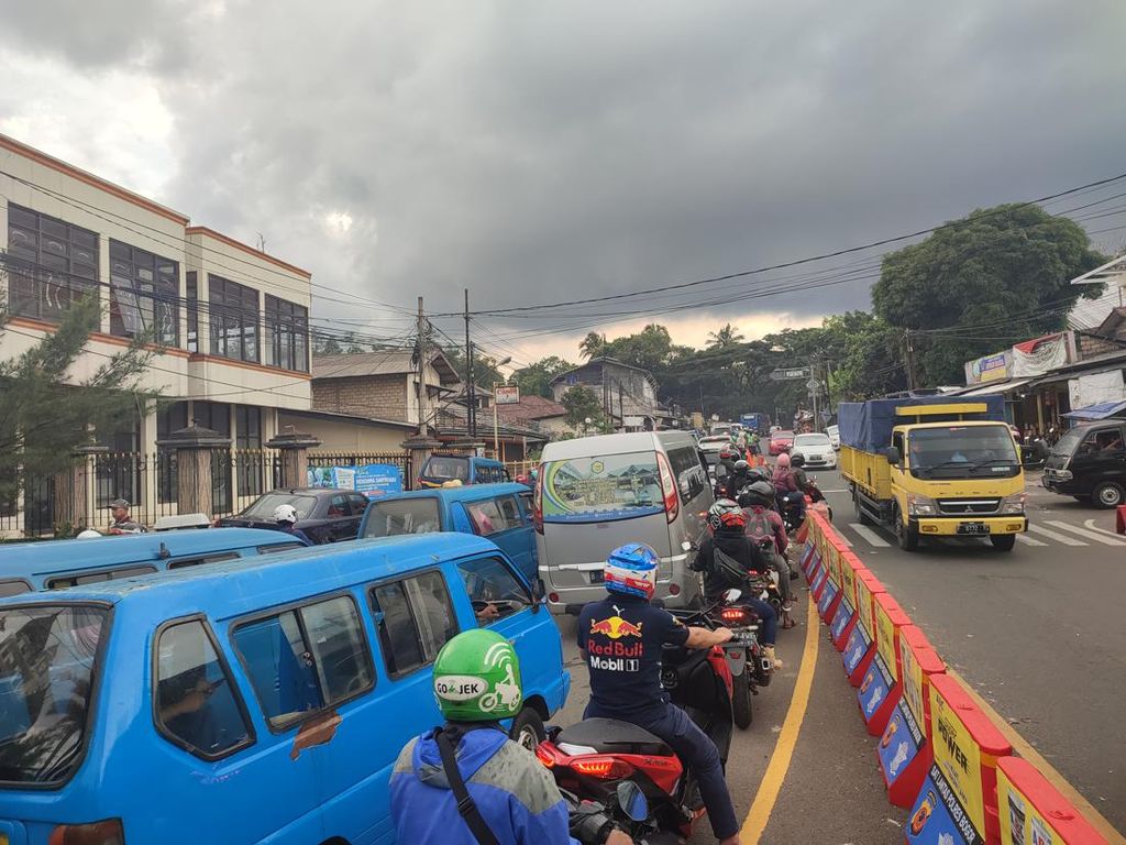 One Way Jalur Puncak Bogor Berakhir, Lalu Lintas di Simpang Gadog Macet