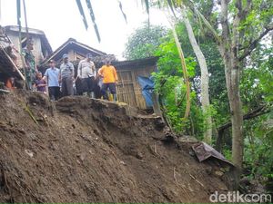 Tebing 10 Meter di Trenggalek Longsor, Kamar Mandi-Kandang Kambing Hancur