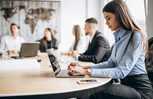 Mengandalkan komunikasi melalui email bisa menghambat karir/Foto: freepik.com/senivpetro