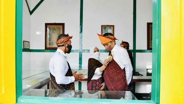 Momen Jokowi Kunjungi Rumah Pengasingan Bung Karno di Ende