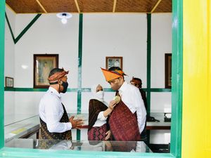 Momen Jokowi Kunjungi Rumah Pengasingan Bung Karno di Ende