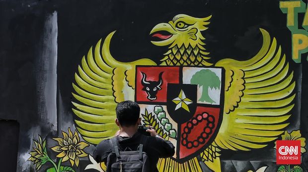 Karya mural taman tematik Pancasila di tembok PLN sebagai taman Pancasila di jalan Nusantara Beji, Depok. Rabu (1/6/2022). CNN Indonesia / Andry Novelino