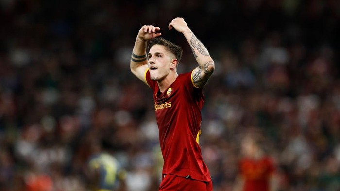 TIRANA, ALBANIA - MAY 25: Nicolo Zaniolo of AS Roma celebrates with the UEFA Europa Conference League Trophy after their sides victory during the UEFA Conference League final match between AS Roma and Feyenoord at Arena Kombetare on May 25, 2022 in Tirana, Albania. (Photo by Justin Setterfield/Getty Images)