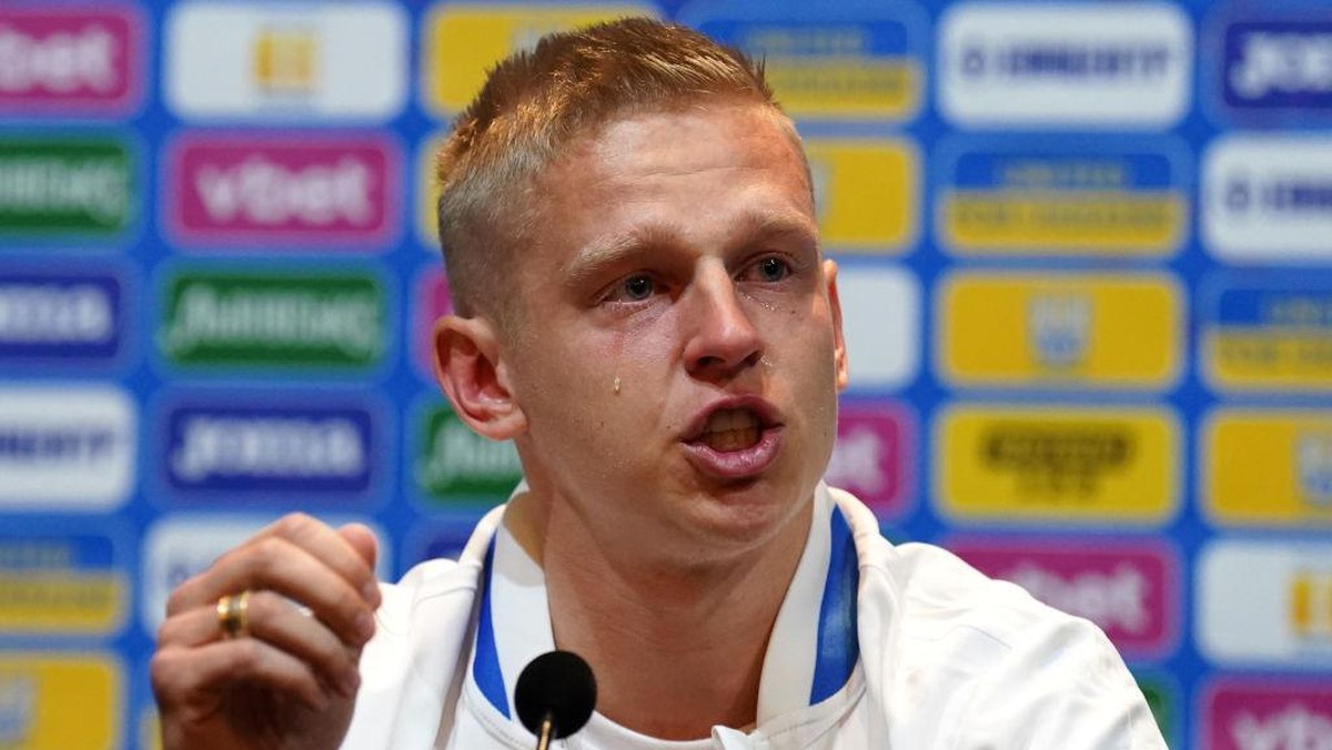 Zinchenko menangis saat berbiacara dalam jumpa pers jelang playoff Piala Dunia melawan Skotlandia. Foto: PA Images via Getty Images/Andrew Milligan - PA Images