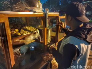 Timnas Indonesia Vs Bangladesh, Pedagang Bakso Pentol Raup Cuan Ganda