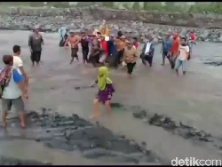 Ibu Muda Pendarahan Usai Melahirkan Ditandu Seberangi Jalur Lahar Semeru