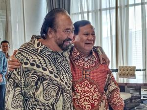 Akrab Berangkulan, Begini Suasana Pertemuan Prabowo dan Surya Paloh