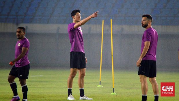 Pesepak bola Timnas Indonesia berlatih di Stadion Si Jalak Harupat, Kabupaten Bandung, Jawa Barat, Selasa (31/5/2022). Tim Nasional Indonesia melaksanakan latihan sekaligus uji coba lapangan sebagai persiapan melawan Bangladesh pada laga persahabatan FIFA, Rabu (1/6)