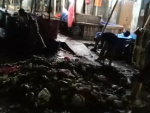 Sampah Menumpuk di Pasar Badak Pandeglang Sudah Dibersihkan Malam Ini