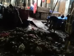 Sampah Menumpuk di Pasar Badak Pandeglang Sudah Dibersihkan Malam Ini