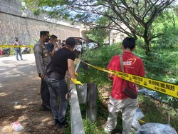 Ngeri! Pria Tewas Luka Bacok Ditemukan Tergeletak di Pinggir Tol Tangerang