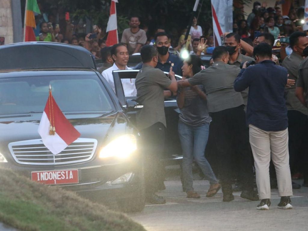 Ribuan Massa Histeris Sambut Kedatangan Presiden Jokowi di Ende