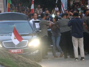 Ribuan Massa Histeris Sambut Kedatangan Presiden Jokowi di Ende Ribuan Massa Histeris Sambut Kedatangan Presiden Jokowi di Ende