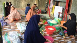 Potret Hangatnya Suasana Bakar Lemang Khas Bugis