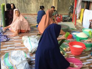 Potret Hangatnya Suasana Bakar Lemang Khas Bugis