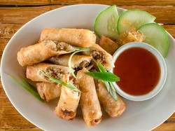 3 Resep Lumpia Ayam yang Renyah Padat Isiannya Untuk Camilan