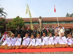 Ratusan Siswa SD di Mojokerto Diajak Napak Tilas Sosok Soekarno Kecil