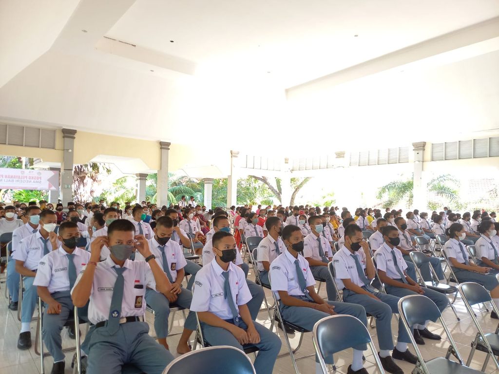 Siswa SMA Negeri Bali Mandara saat mengikuti acara di Aula Sekolah, Selasa (31/5/2022).