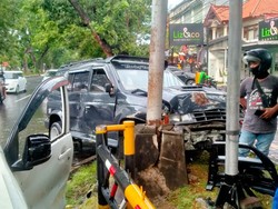 Tabrakan di Denpasar, 2 Mobil Rusak-Rugi Belasan Juta Rupiah