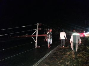 Akibat Cuaca Buruk, Tiang Listrik di Kabupaten Mukomuko Tumbang