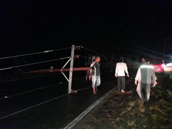 Akibat Cuaca Buruk, Tiang Listrik di Kabupaten Mukomuko Tumbang