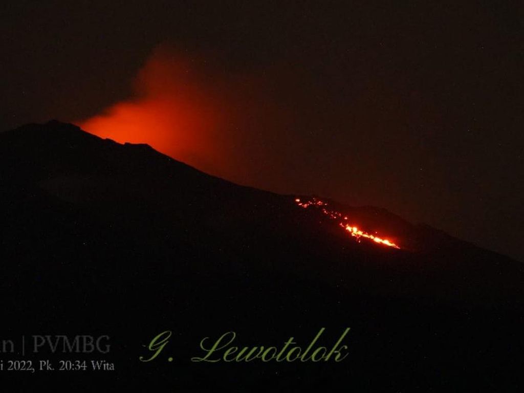 Gunung Api Ili Lewotolok di Lembata Kembali Keluarkan Lava Pijar