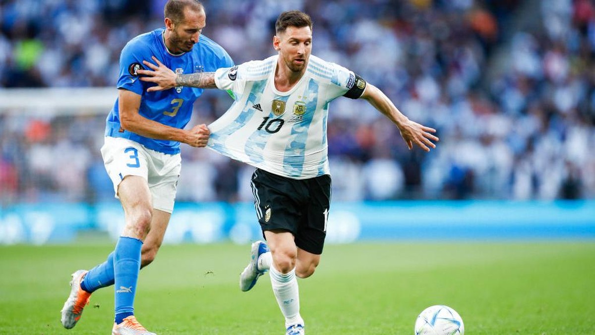 Giorgio Chiellini saat menghadapi Lionel Messi di Finalissima 2022 (DeFodi Images via Getty Images/DeFodi Images)